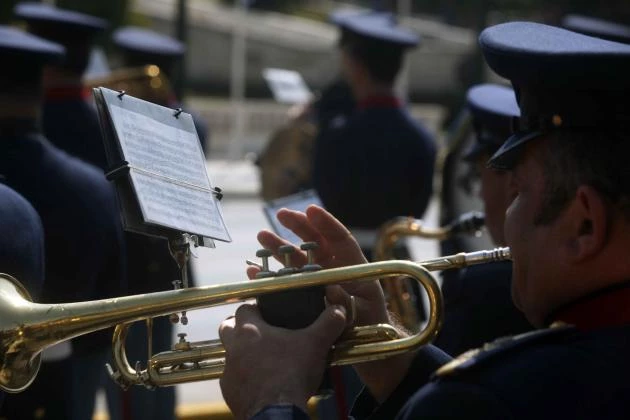 Οι μπάντες των Ενόπλων Δυνάμεων παίζουν το «Μακεδονία Ξακουστή» και καθηλώνουν τον κόσμο (βίντεο)